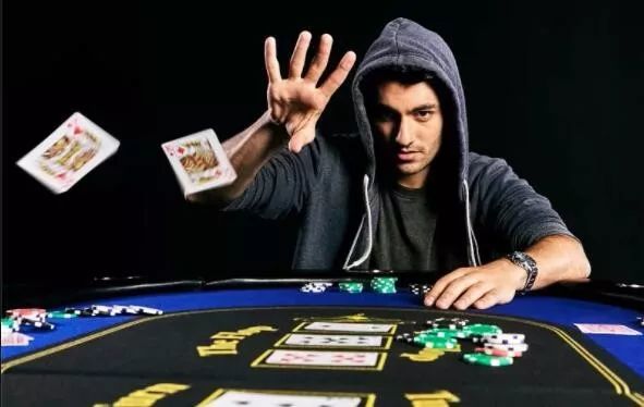 摊牌后一脸困惑？先搞懂牌型大小再谈策略